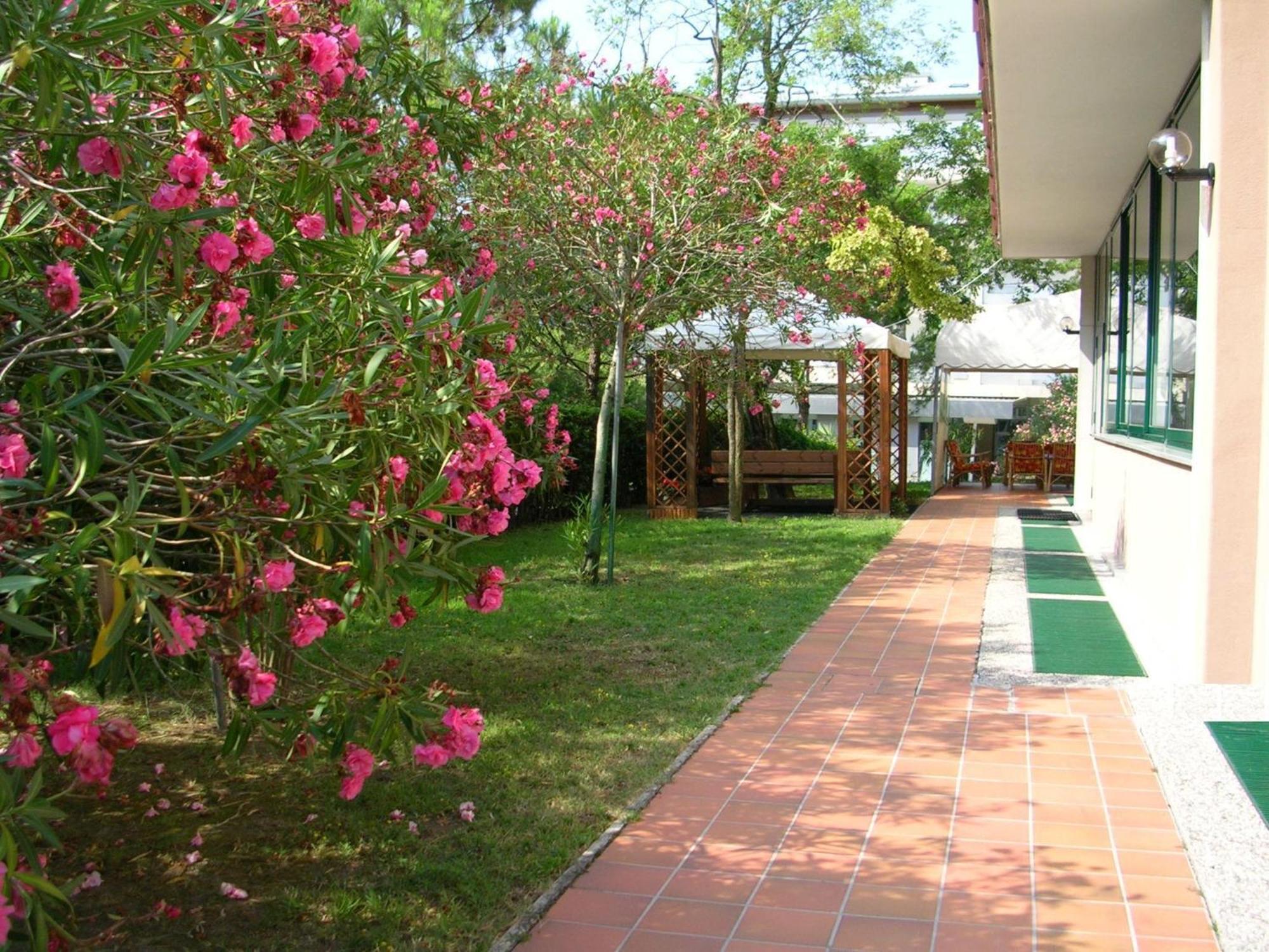 Hotel Eden Lignano Sabbiadoro Buitenkant foto