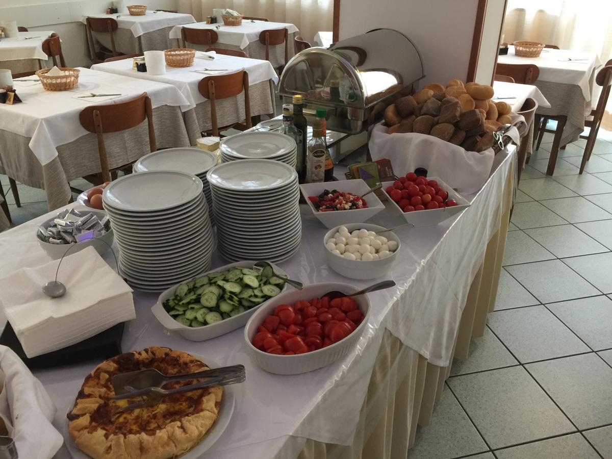 Hotel Eden Lignano Sabbiadoro Buitenkant foto