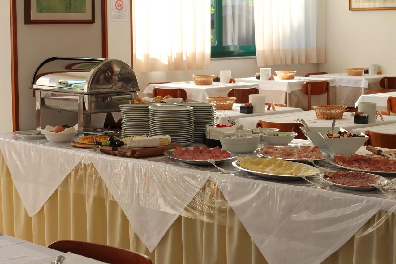Hotel Eden Lignano Sabbiadoro Buitenkant foto